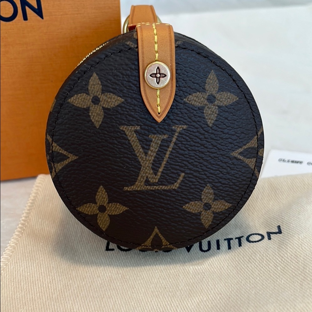 Louis Vuitton Monogram Round Case - Picture 2 of 13